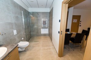 Dusche, Haartrockner, Bidet, Handtücher