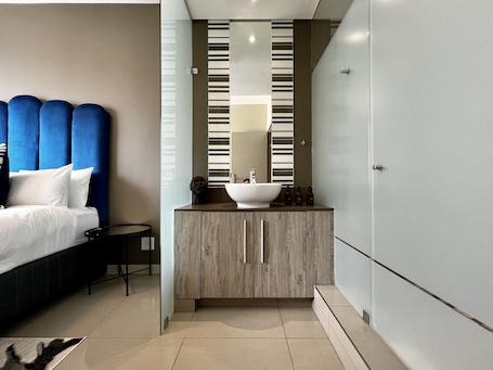 Grand Apartment | Bathroom | Shower, hair dryer, towels. The Tyrwhitt Unit 1112
