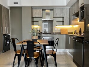 Apartemen Grand | Makan di kamar