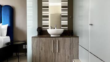 Grand Apartment | Bathroom | Shower, hair dryer, towels