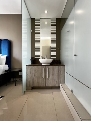 Apartemen Grand | Kamar mandi | Shower, pengering rambut, dan handuk