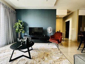 Apartemen Grand | Area keluarga | Televisi layar datar 50-inci dengan saluran TV kabel, TV, dan Netflix