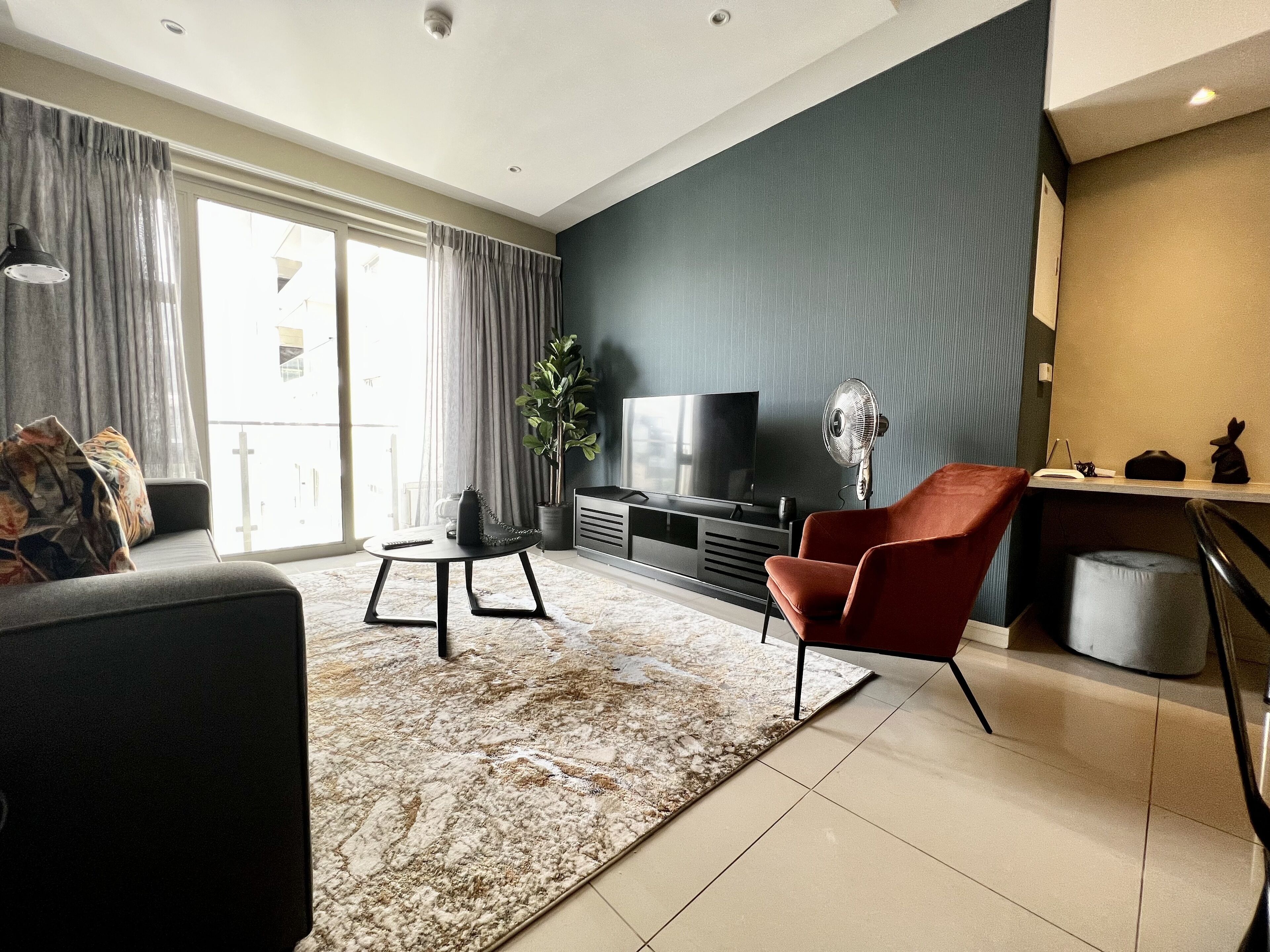 Grand-lejlighed | Opholdsområde | 50-tommers fladskærms-tv med kabelkanaler, tv, Netflix