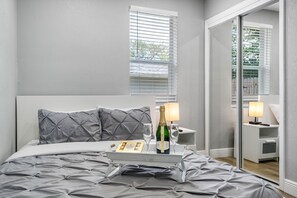 3 habitaciones, escritorio y tabla de planchar con plancha 