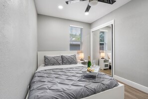 3 Schlafzimmer, Schreibtisch, Bügeleisen/Bügelbrett, Reisekinderbett