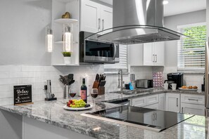 Réfrigérateur, four à micro-ondes, un four, surface de cuisson