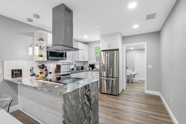 Refrigerador, microondas, horno y parrilla de estufa 