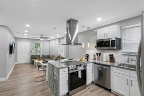 Refrigerador, microondas, horno y parrilla de estufa 