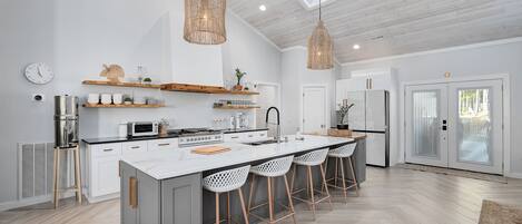 Kjøleskap, mikrobølgeovn, ovn og kokeplater