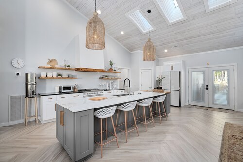 Private Heated Pool, Fishing pond, zip line. Private 10 acre getaway! 