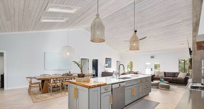 Private Heated Pool, Fishing pond, zip line. Private 10 acre getaway!