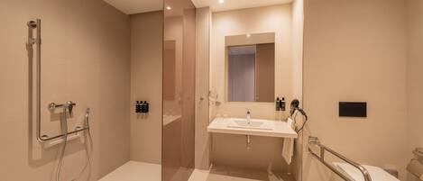 Kombinasi shower/bathtub dan perlengkapan mandi desainer