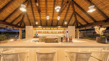 Bar junto a la piscina
