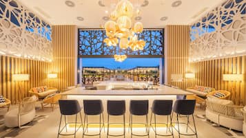 2 bares, bar junto a la piscina