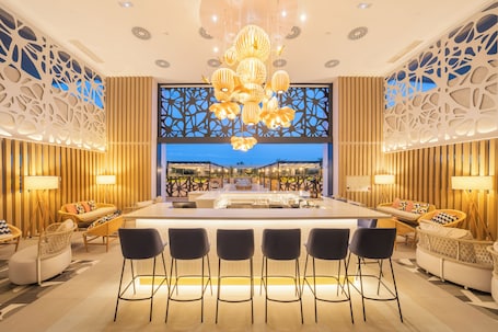 2 bares, bar junto a la piscina. Eurostars Ocean Marbella