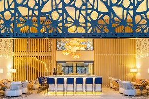 2 bars/lounges, poolside bar