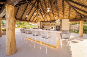 Bar junto a la piscina