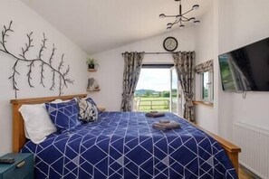 3 bedrooms, iron/ironing board, travel cot, WiFi - Ash Lodge - Exclusive Lodge with Hot Tub and stunning views (Bridport)