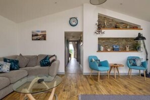 TV - Ash Lodge - Exclusive Lodge with Hot Tub and stunning views (Bridport)