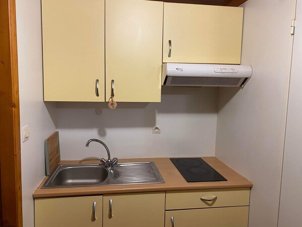 Réfrigérateur, micro-ondes, plaque de cuisson, cafetière/bouilloire