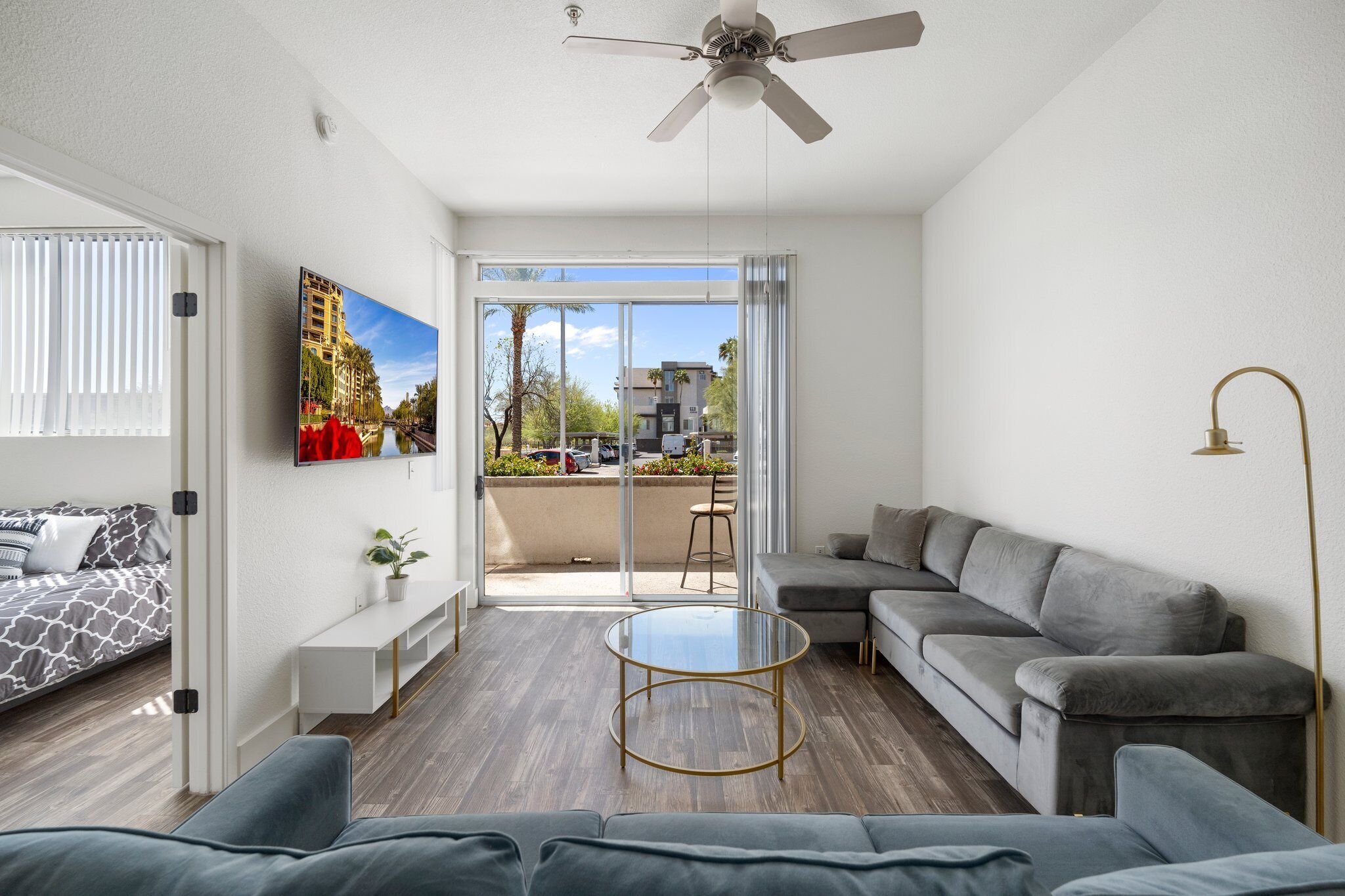 Modern 2 BR Apt located in Phoenix