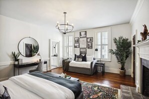 7 bedrooms, desk, iron/ironing board, travel crib - Historic 1800s Restoration | Downtown Savannah (Savannah)