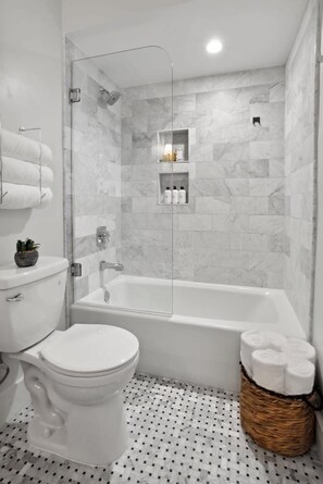 Badewanne, Haartrockner, Handtücher, Shampoo