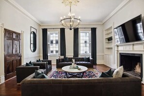 TV, Netflix, Hulu, streaming services - Historic 1800s Restoration | Downtown Savannah (Savannah)