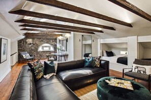 TV, Netflix, Hulu, streaming services - Historic 1800s Restoration | Downtown Savannah (Savannah)