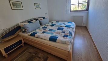 1 bedroom, travel cot, bed sheets