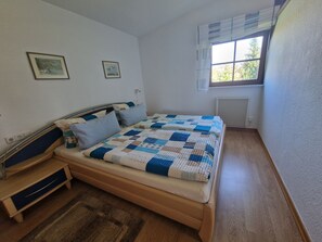 1 bedroom, travel crib, bed sheets