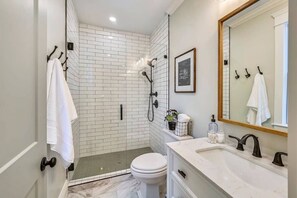 Badewanne, Haartrockner, Handtücher