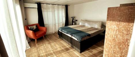 1 室のベッドルーム、デスク、旅行用ベビーベッド、WiFi (無料)