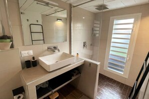 Douche, séchoir à cheveux, serviettes fournies, savon