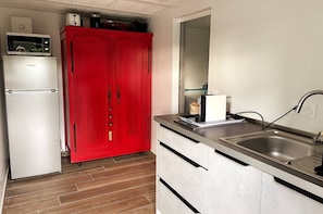 Kühlschrank, Mikrowelle, Herdplatte, Wasserkocher mit Kaffee-/Teezubehör