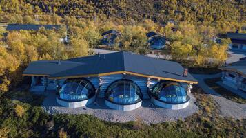 Luxury Kelo-Glass Igloo | 獨特裝潢、布置獨特、書桌、筆電工作空間