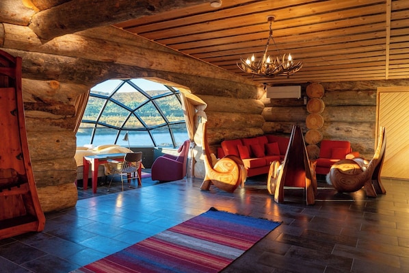 Luxury Kelo-Glass Igloo | Zona de estar | Una chimenea, suelo radiante