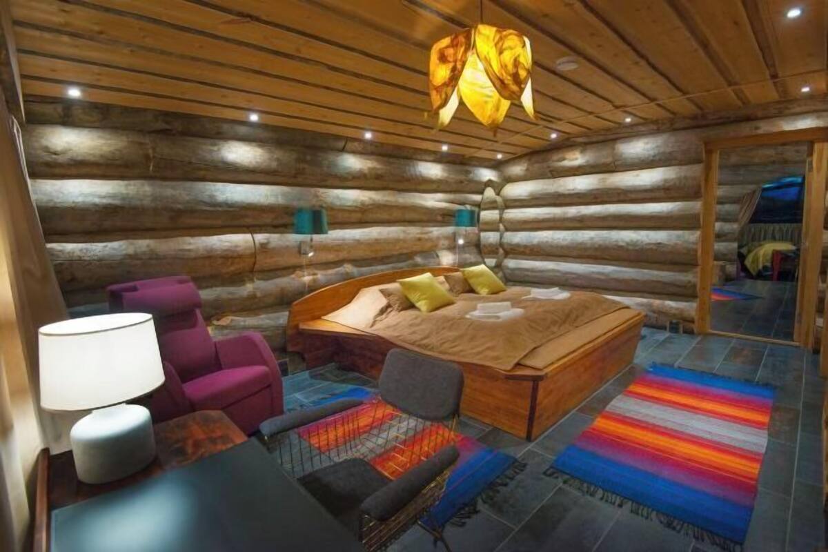 Desk, laptop workspace, soundproofing, cribs (surcharge)