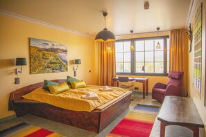 Deluxe suite | Individueel gedecoreerd, individueel gemeubileerd, een bureau