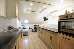 Kühlschrank, Wasserkocher mit Kaffee-/Teezubehör