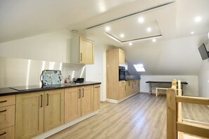 Kühlschrank, Wasserkocher mit Kaffee-/Teezubehör