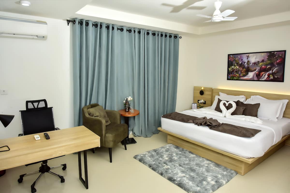 3 bedrooms, in-room safe, individually furnished, desk