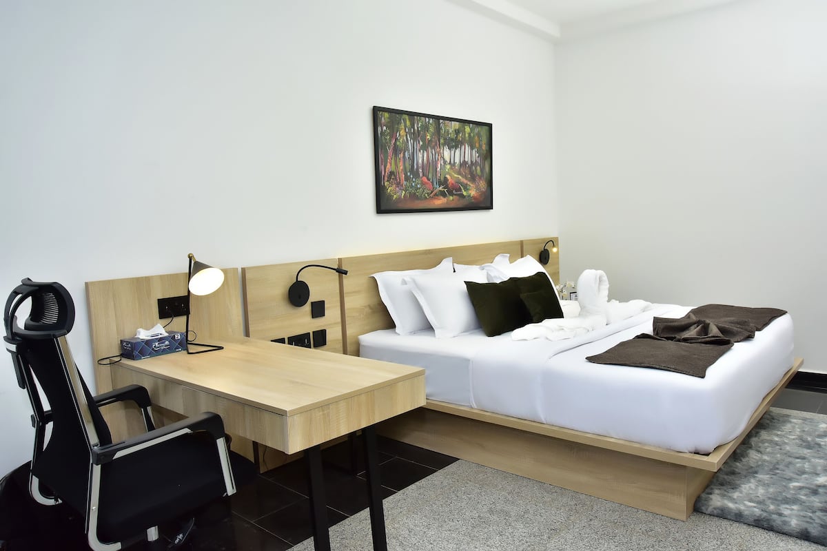 3 bedrooms, in-room safe, individually furnished, desk