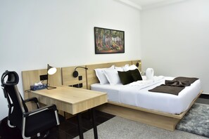 Tallelokero huoneessa, yksilöllisesti kalustettu, työpöytä