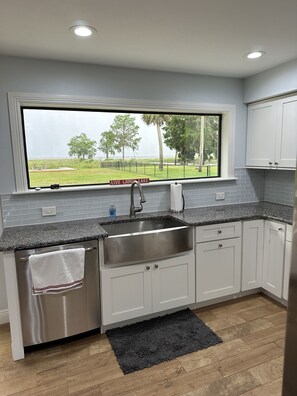 Een koelkast, een oven, een kookplaat