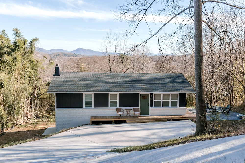 Cozy cottage close to downtown Hayesville