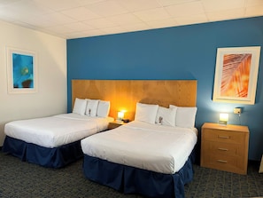 Desk, bed sheets - Ficus Hotel (San Juan)