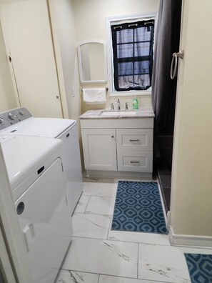 Assecador de cabells, tovalloles, sabó i xampú 