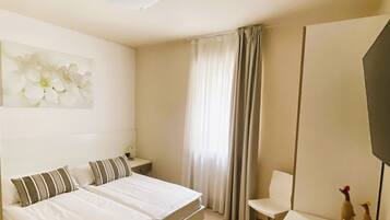 Eenvoudige kamer, 1 twee- of 2 eenpersoonsbedden | Uitzicht vanuit de kamer