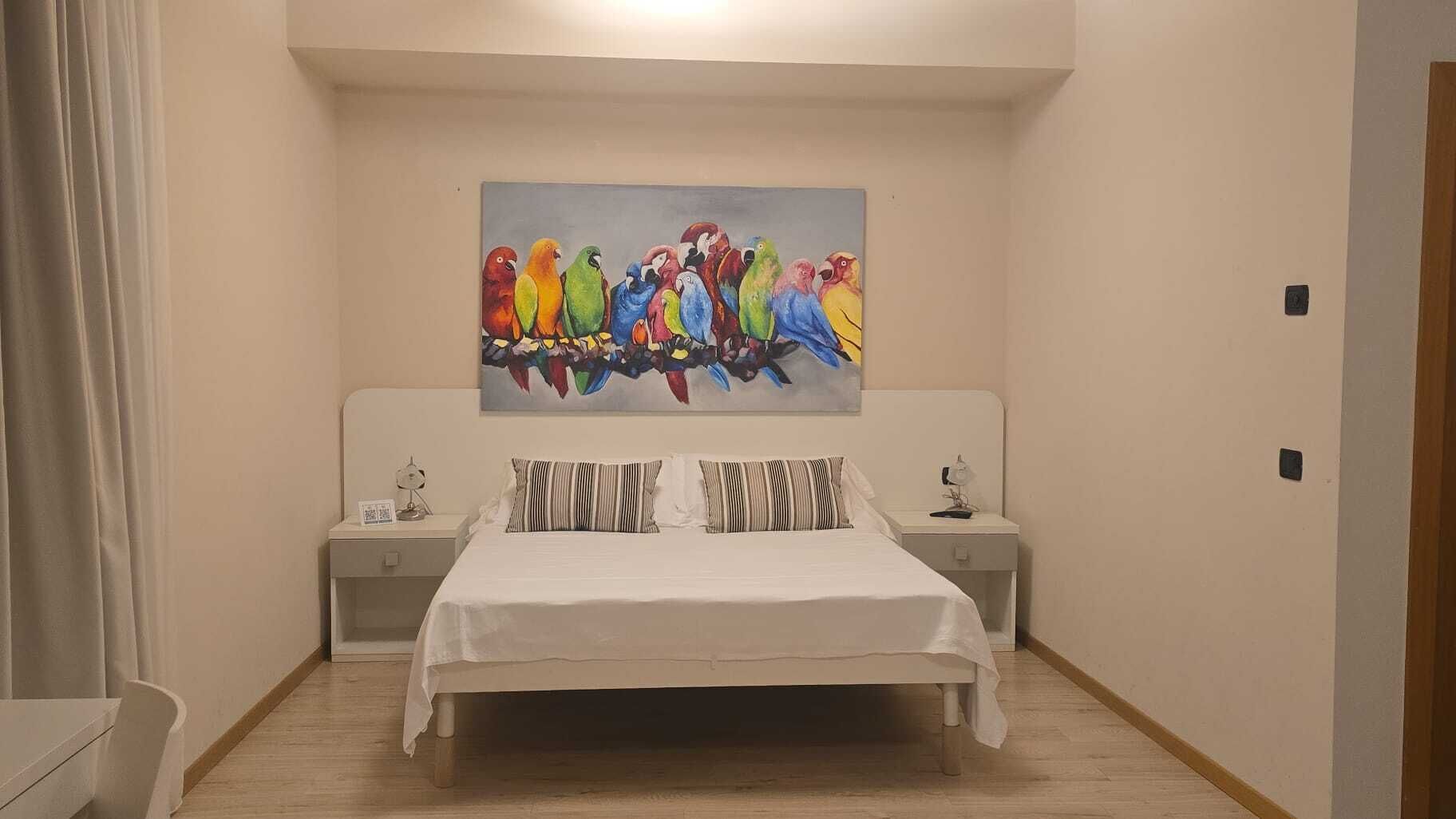 Rom – junior | Allergitestet sengetøy, dundyner, minibar og safe på rommet